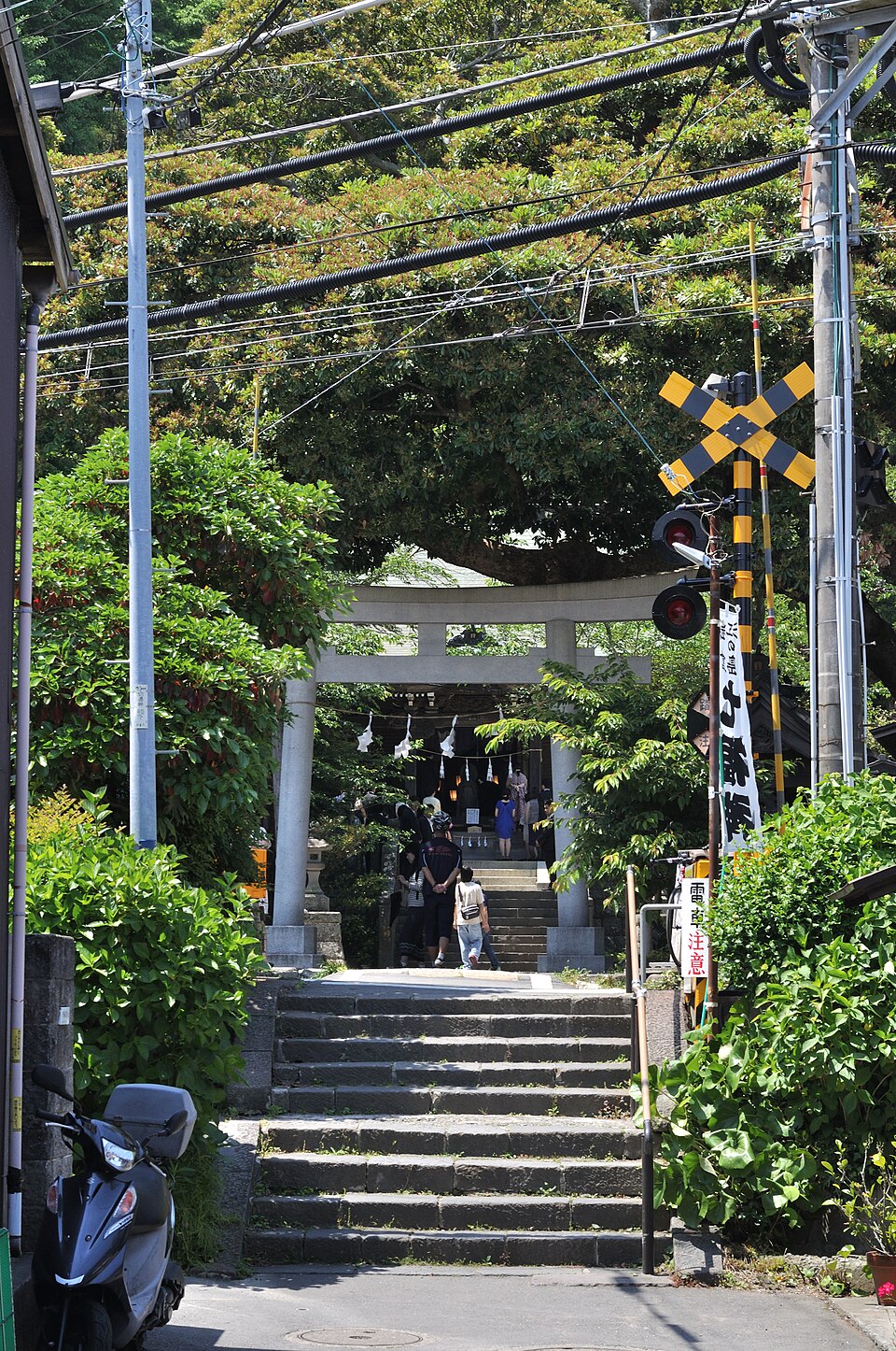 坂ノ下の路地から見た御霊神社の参道と踏切