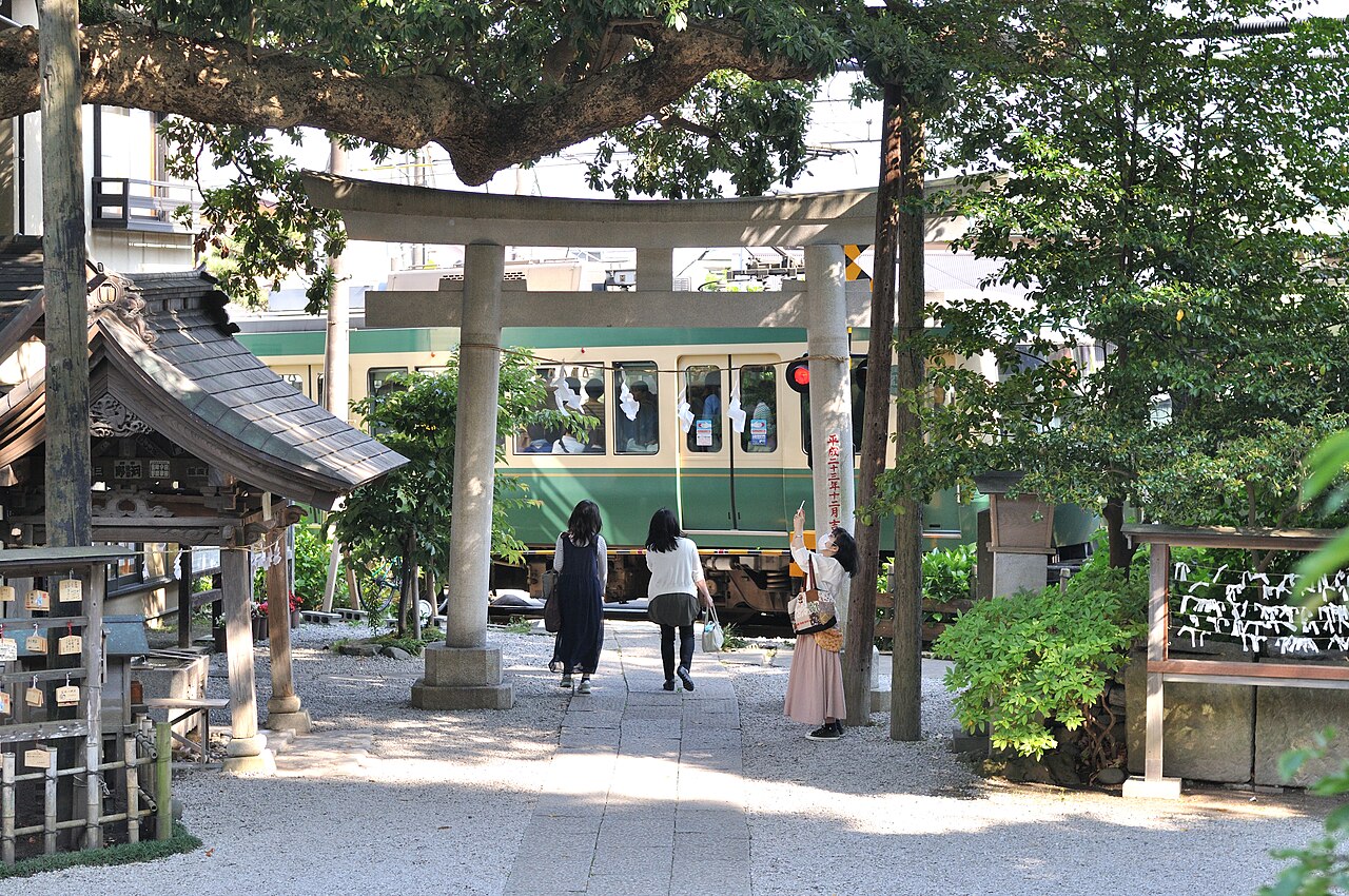 御霊神社の鳥居越しに見える江ノ電